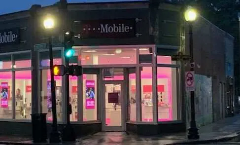 Foto del exterior de la tienda T-Mobile en Dorchester Ave & Faulkner St, Dorchester, MA
