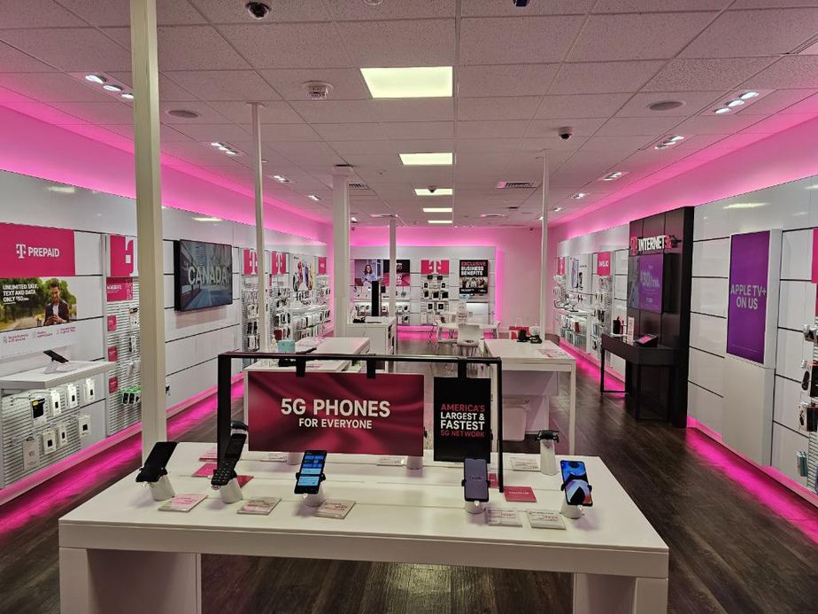 Interior photo of T-Mobile Store at Kahala Mall, Honolulu, HI