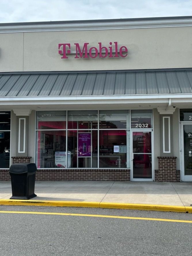 Exterior photo of T-Mobile Store at Shepherd Rd & Imperial Pkwy, Mulberry, FL