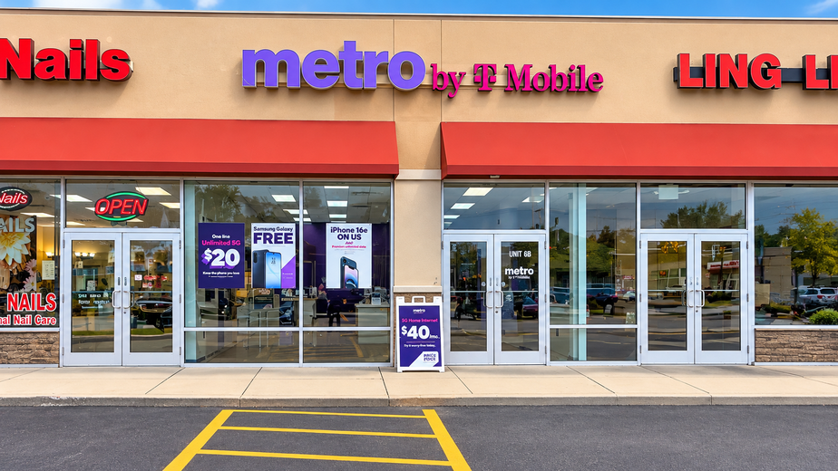 Metro by T-Mobile 1526 W 26th St - 1526 W 26th St 