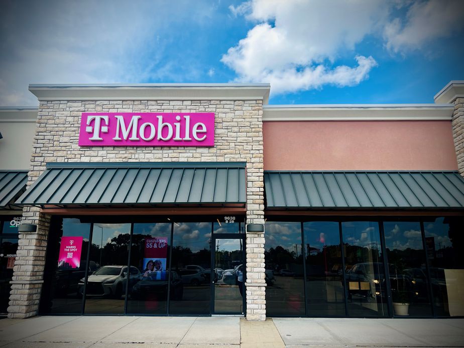 Exterior photo of T-Mobile Store at Airline Hwy, Baton Rouge, LA
