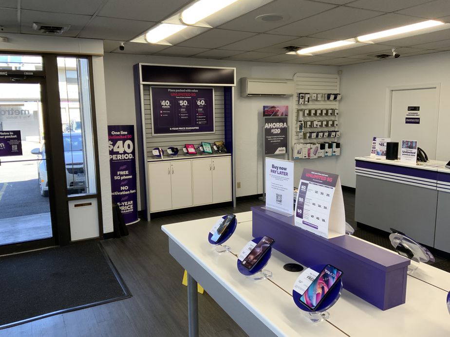Metro by T-Mobile 2080 Lancaster Dr NE - 2080 Lancaster Dr NE