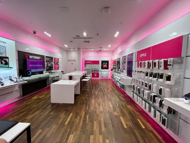 Foto del interior de la tienda T-Mobile en Sunvalley Mall, Concord, CA