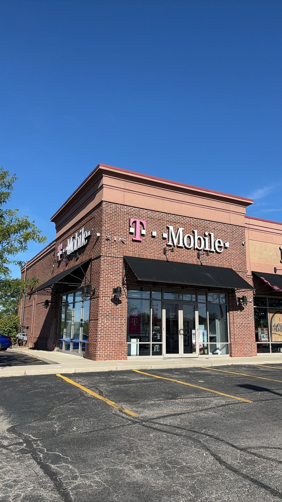 Exterior photo of T-Mobile Store at N Hamilton & Morse Rd, Columbus, OH