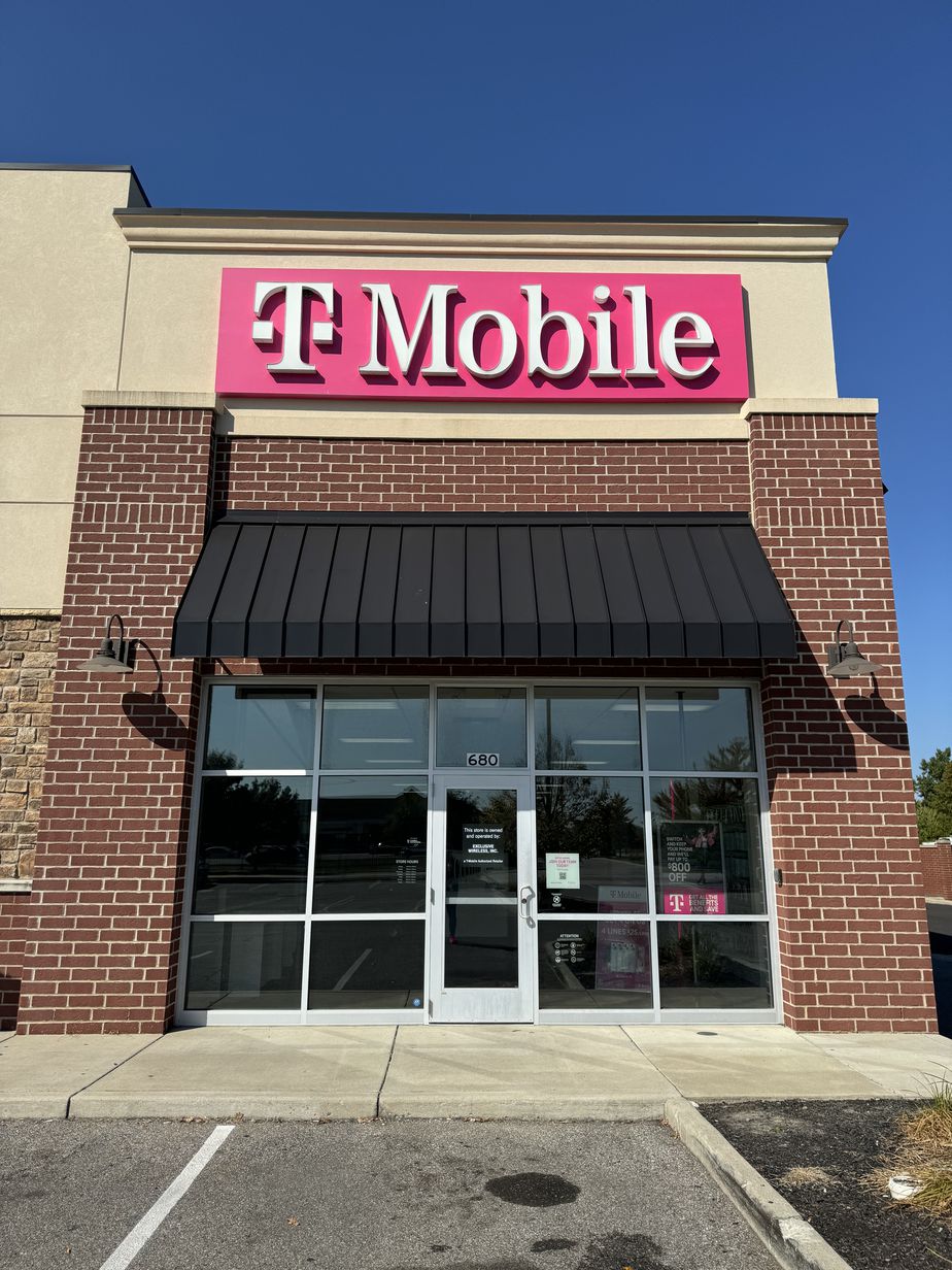 Exterior photo of T-Mobile Store at Chestnut Commons, Elyria, OH