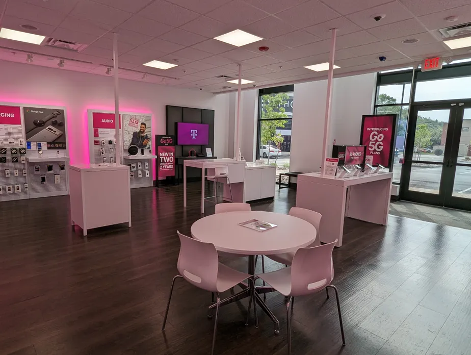 Foto del interior de la tienda T-Mobile en Monroe & Clover, Rochester, NY