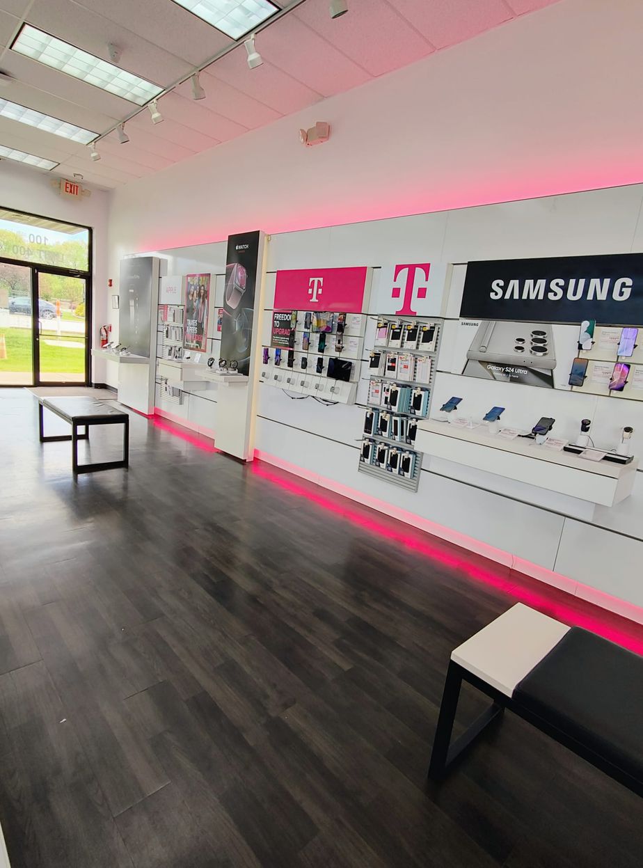 Interior photo of T-Mobile Store at Ridge & Broad, Griffith, IN