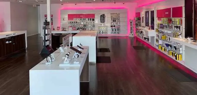 Foto del interior de la tienda T-Mobile en Hwy 85 & Bethsaida Rd, Riverdale, GA