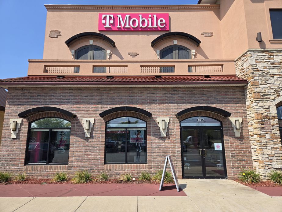 Exterior photo of T-Mobile Store at Grape Rd & Edison Lakes Pkwy, Mishawaka, IN