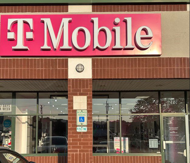 Exterior photo of T-Mobile Store at Randall & Bowes, Elgin, IL