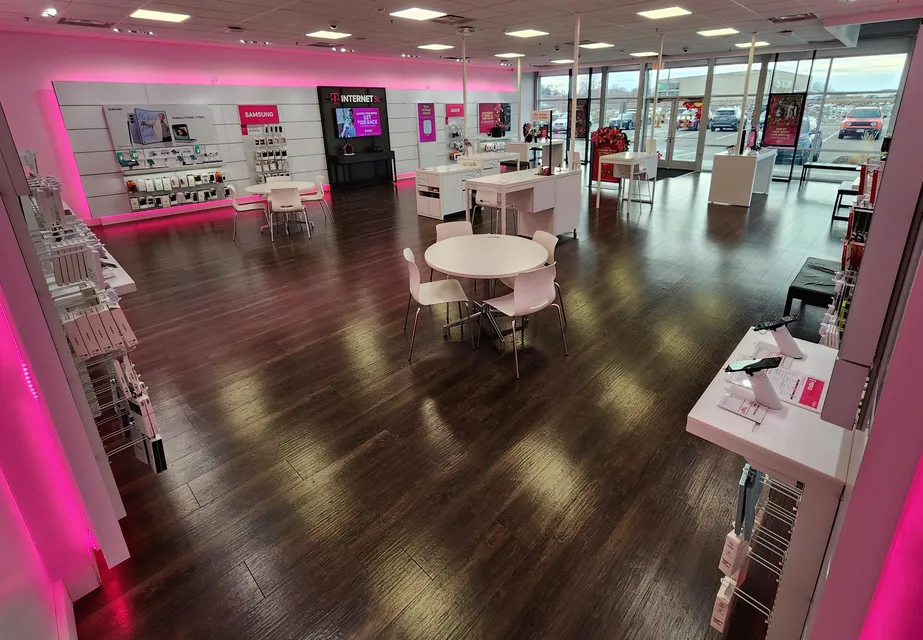 Foto del interior de la tienda T-Mobile en Cornhusker Rd & 10th St, Bellevue, NE