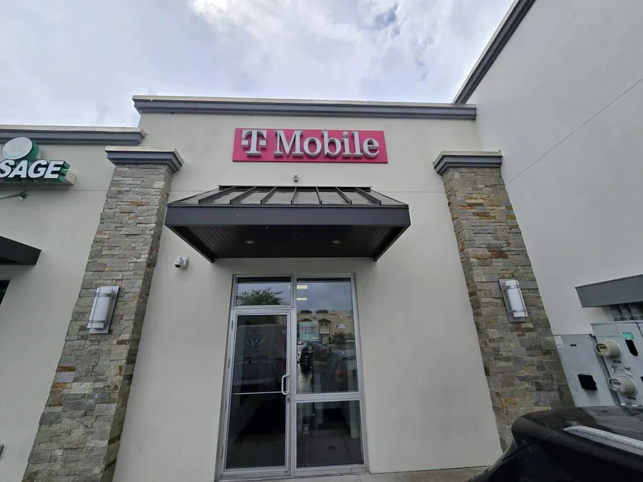 Exterior photo of T-Mobile Store at S Orlando Ave & Minnesota Ave, Winter Park, FL 