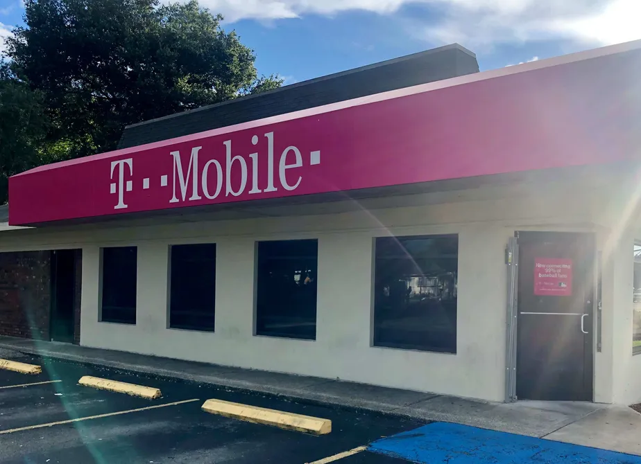 Exterior photo of T-Mobile store at Havendale Blvd Nw & 10th Street Nw, Winter Haven, FL