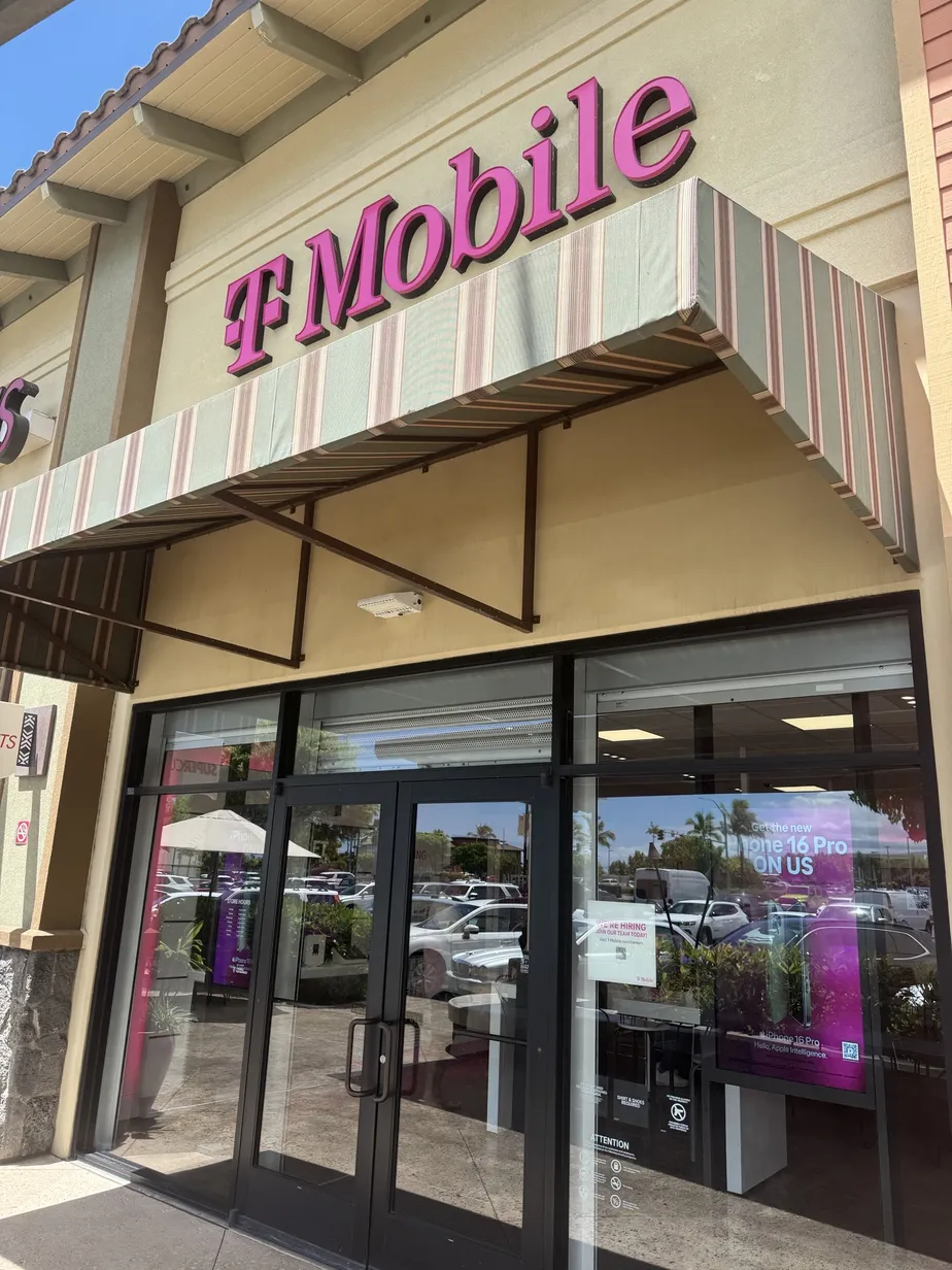  Exterior photo of T-Mobile Store at Kona Commons, Kona, HI 