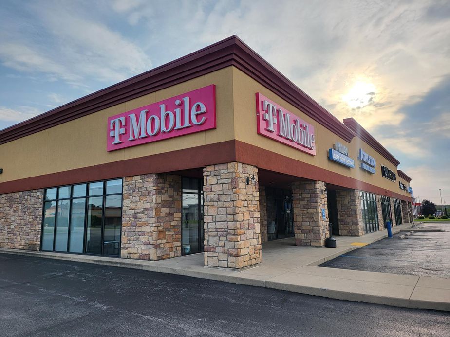 Exterior photo of T-Mobile Store at Illinois Rd Fort Wayne, Fort Wayne, IN