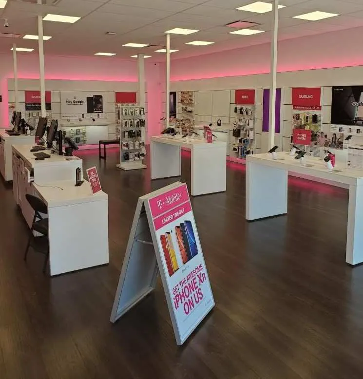 Foto del interior de la tienda T-Mobile en S 9th Street & E Schilling Rd, Salina, KS