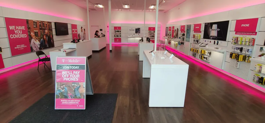 Foto del interior de la tienda T-Mobile en Erie Blvd W & S James St, Rome, NY