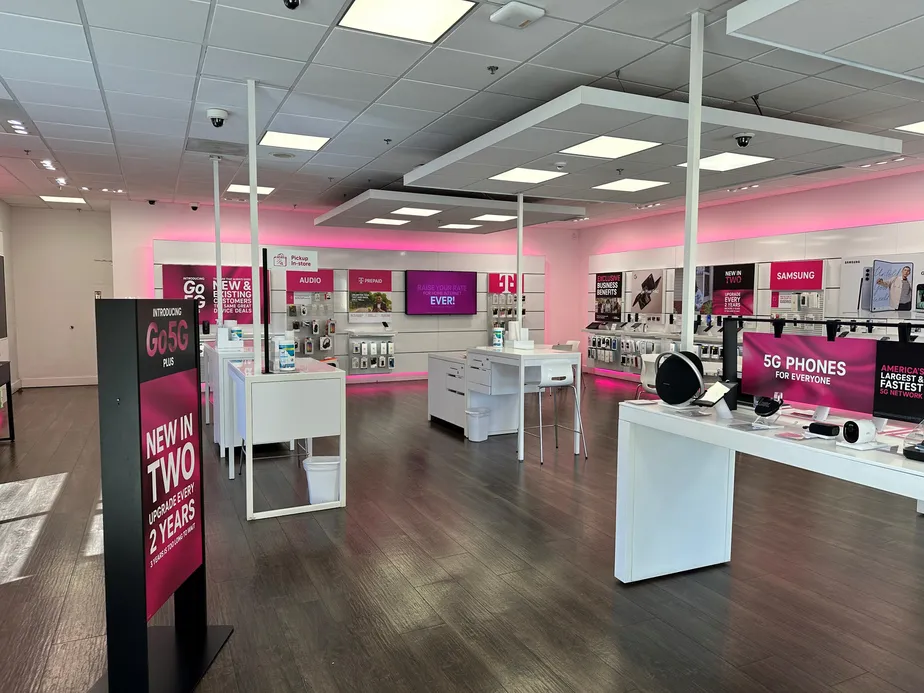 Foto del interior de la tienda T-Mobile en Hwy 65 & Pleasant Grove, Roseville, CA