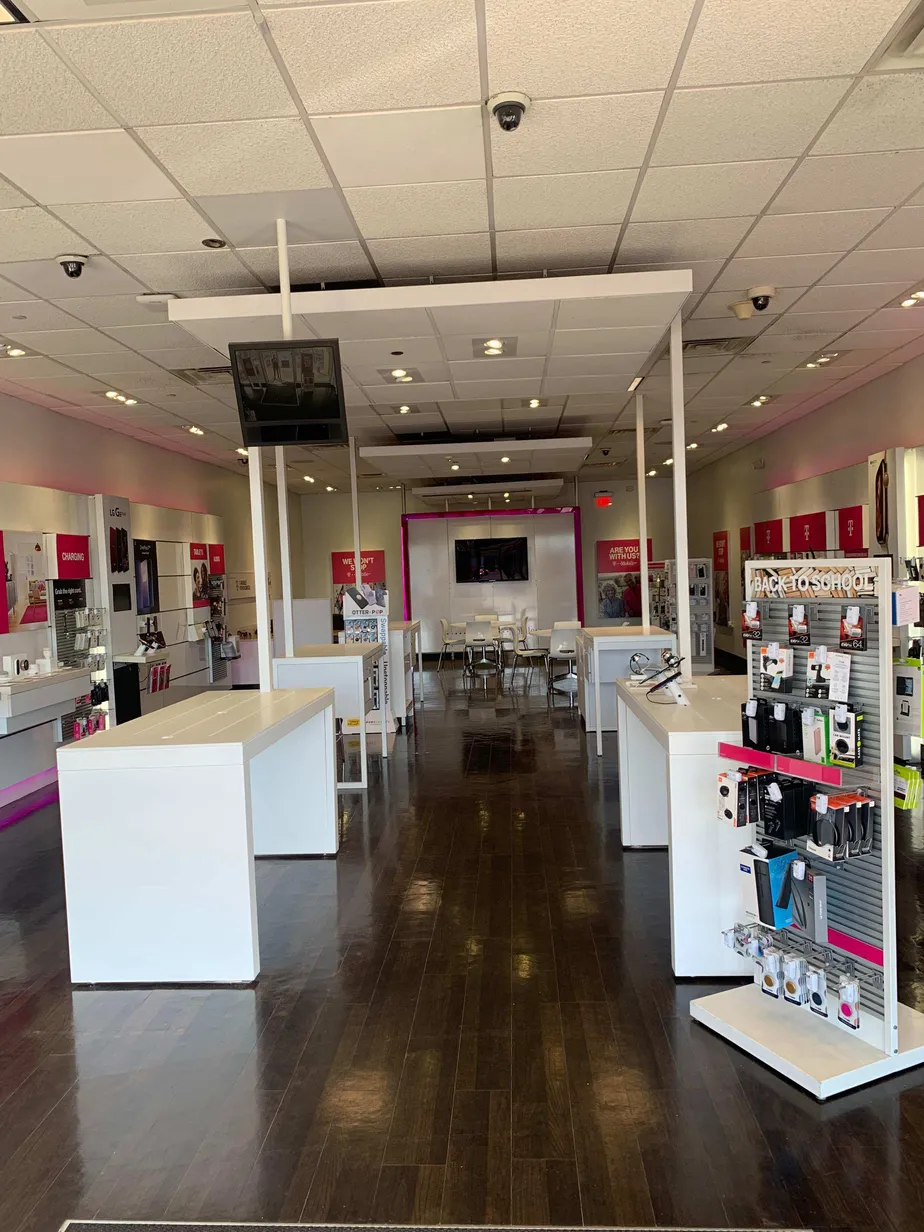 Foto del interior de la tienda T-Mobile en Front & Olney, Philadelphia, PA