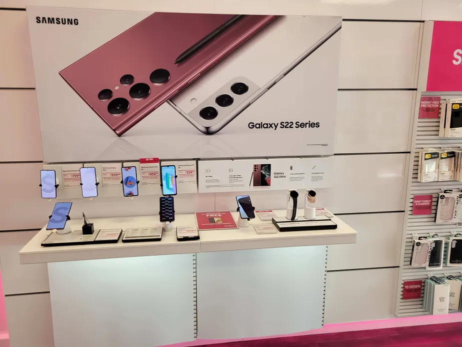 Foto del interior de la tienda T-Mobile en Main St & Cary Ave, Fishkill, NY