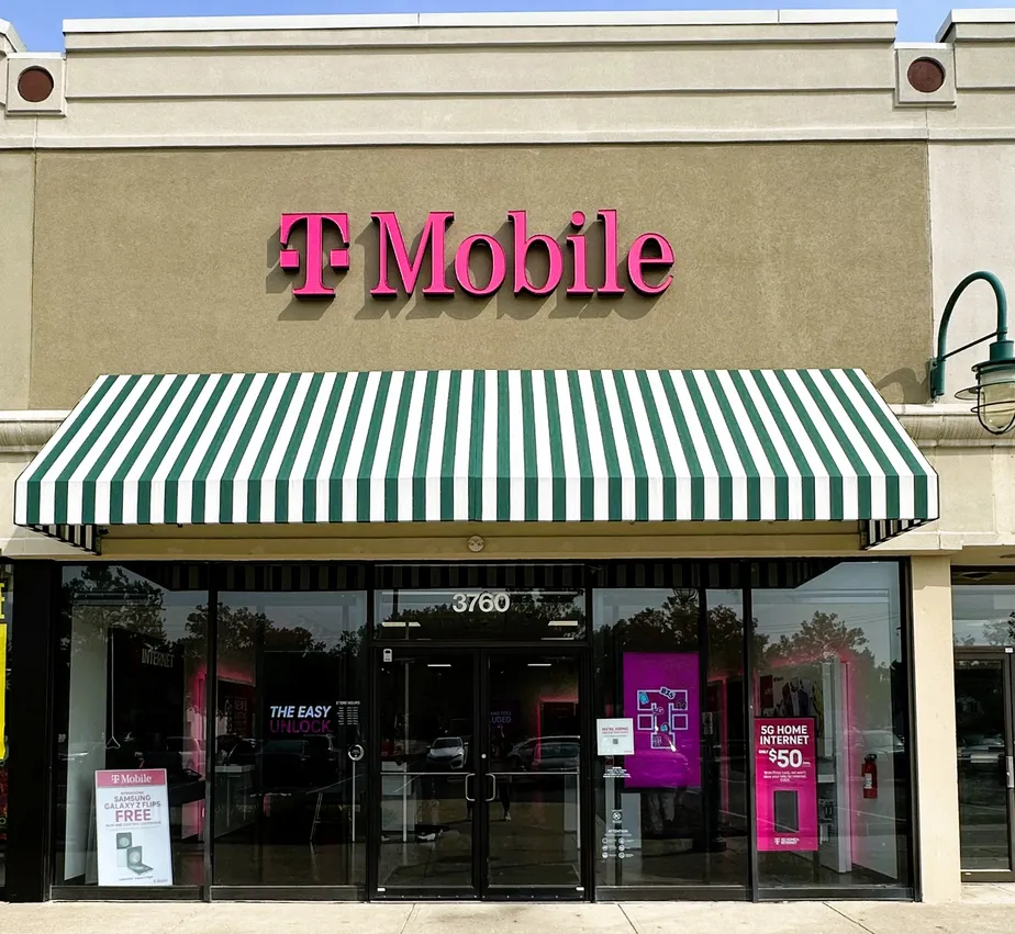 Exterior photo of T-Mobile Store at Town & Country, Columbus, OH