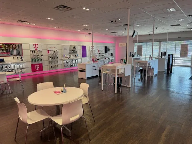 Foto del interior de la tienda T-Mobile en Topanga Canyon & Roscoe Blvd, Canoga Park, CA