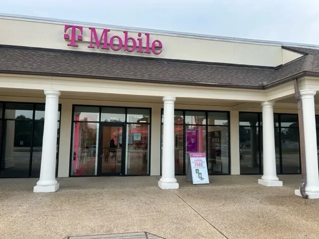 Exterior photo of T-Mobile Store at College & Corporate, Baton Rouge, LA