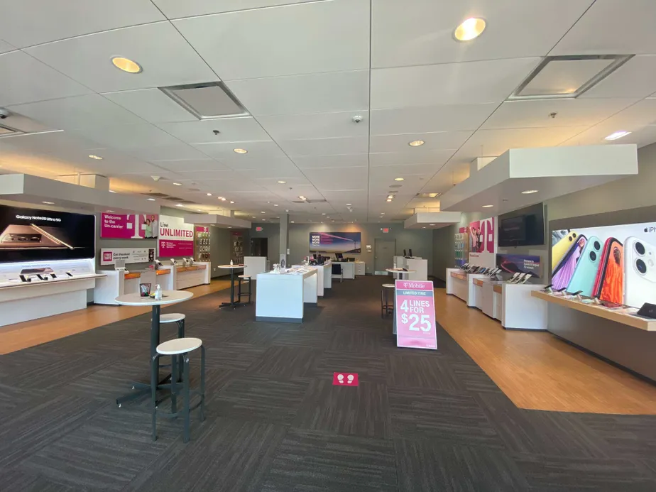  Interior photo of T-Mobile Store at Leesburg Pike & Tysons Square Ctr, Vienna, VA 