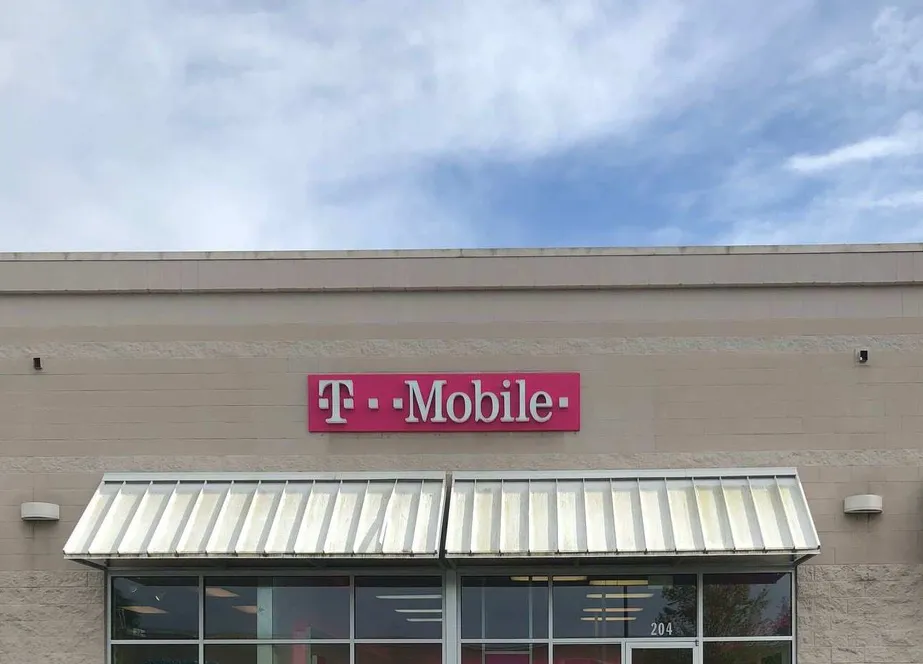 Exterior photo of T-Mobile store at Tenney & 139th, Vancouver, WA