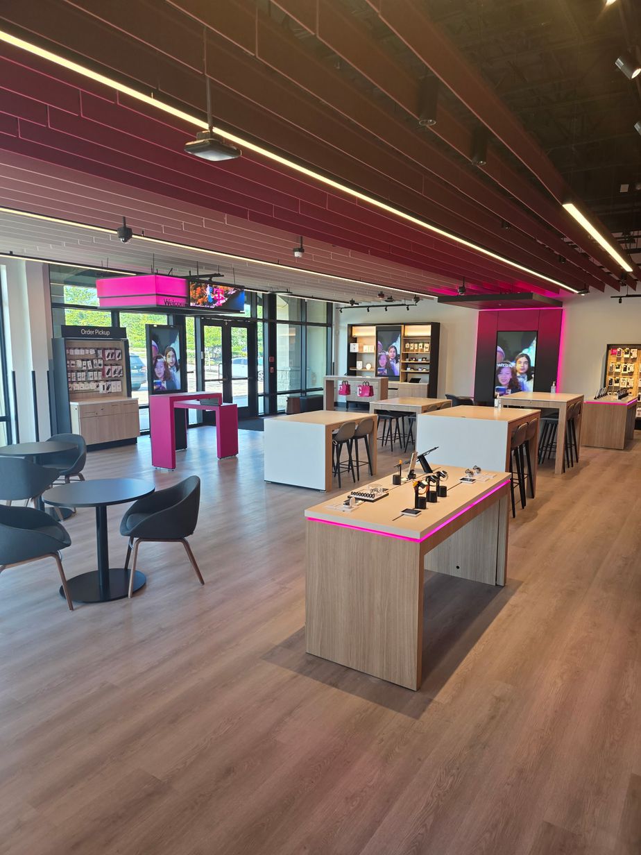  Interior photo of T-Mobile Store at Polaris Towne Center, Columbus, OH 
