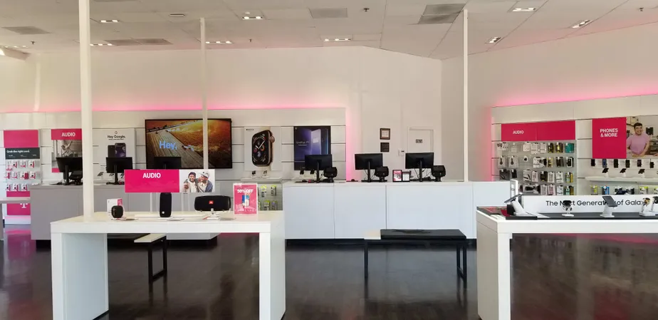 Foto del interior de la tienda T-Mobile en Grand & San Marcos, San Marcos, CA