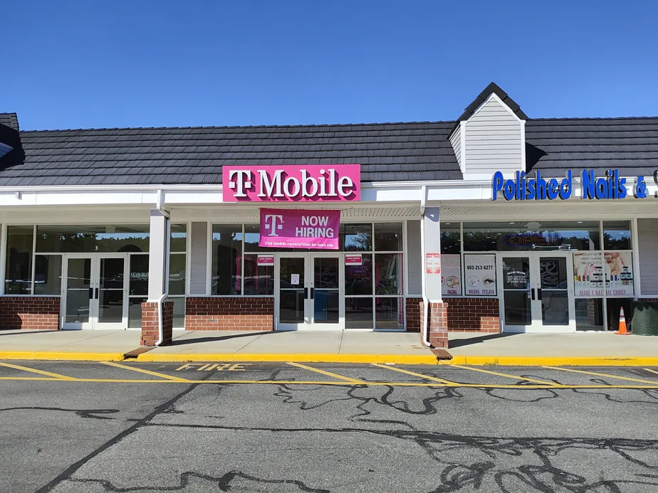 Foto del exterior de la tienda T-Mobile en Lordens Plaza, Milford, NH