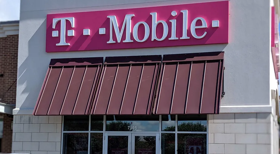 Exterior photo of T-Mobile store at I-40 & Air Depot, Midwest City, OK