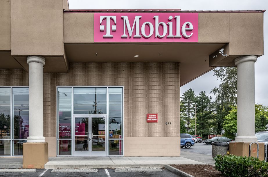 Exterior photo of T-Mobile Store at Everett Mall Way & 95th Ct SE, Everett, WA