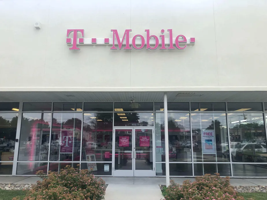 Exterior photo of T-Mobile store at Nj-33 & Yardville-hamilton Sq Rd, Hamilton, NJ