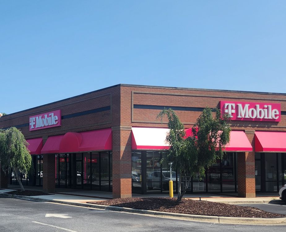 Exterior photo of T-Mobile Store at Abercorn St and Apache Ave, Savannah, GA