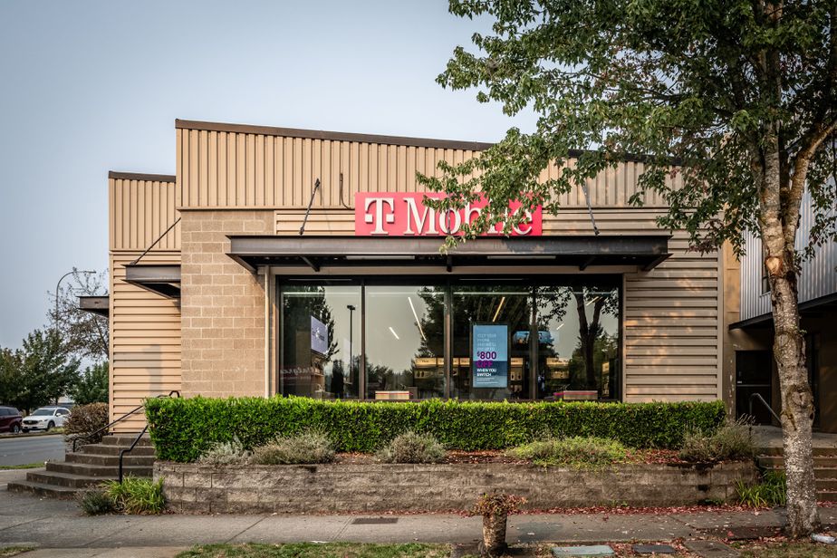 Exterior photo of T-Mobile Store at SE 272nd & SE 172nd, Covington, WA