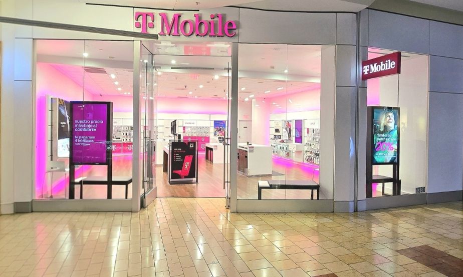 Exterior photo of T-Mobile Store at Oakridge Mall, San Jose, CA