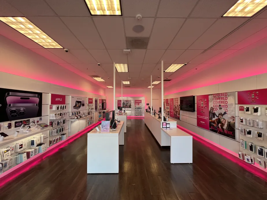 Foto del interior de la tienda T-Mobile en New LA Ave & Miller Pkwy, Moorpark, CA