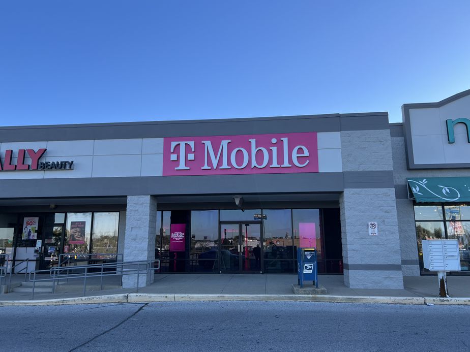 Exterior photo of T-Mobile Store at Kimmell Crossing, Vincennes, IN