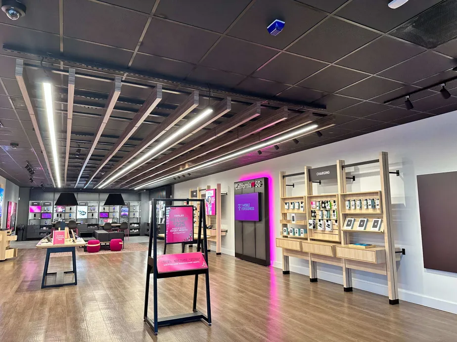 Foto del interior de la tienda T-Mobile en Goldenwest & Westminster, Westminster, CA