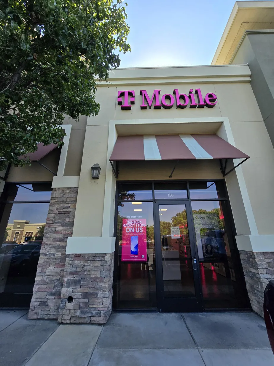 Foto del exterior de la tienda T-Mobile en Main St & Eucalyptus Dr, American Canyon, CA