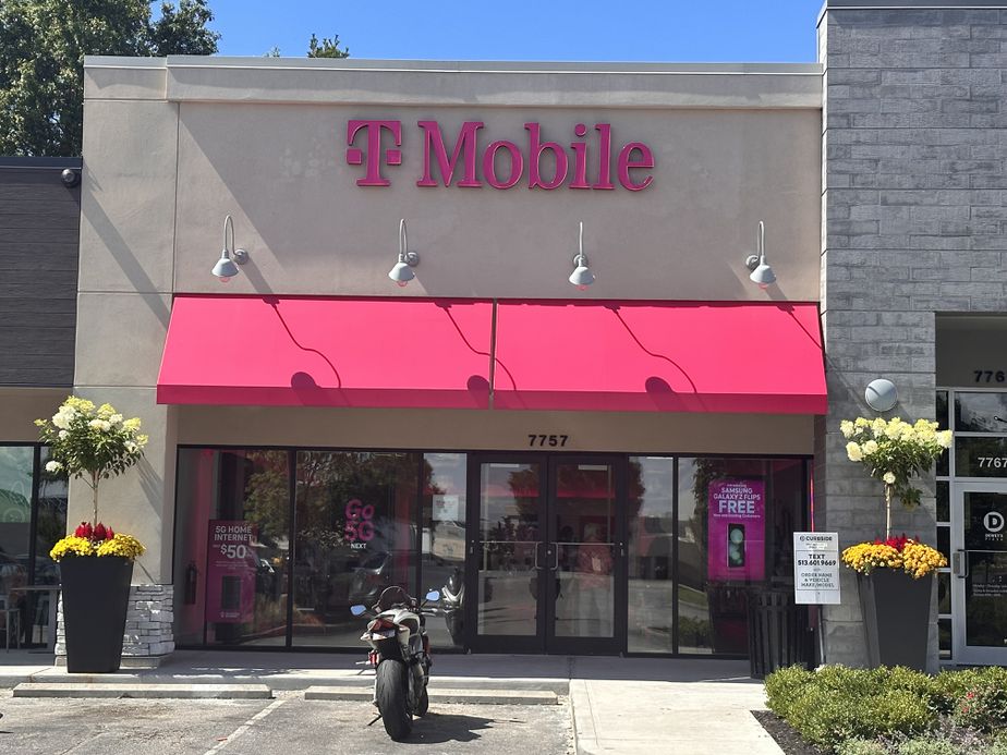 Exterior photo of T-Mobile Store at Kenwood Place, Cincinnati, OH