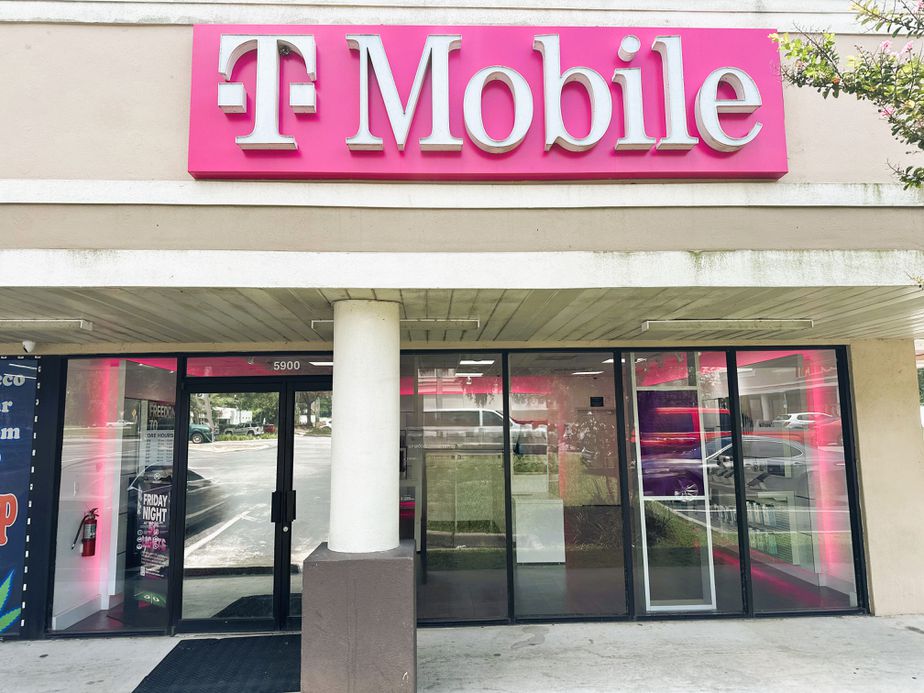 Exterior photo of T-Mobile Store at SE Abshier Blvd & SE Hames, Belleview, FL