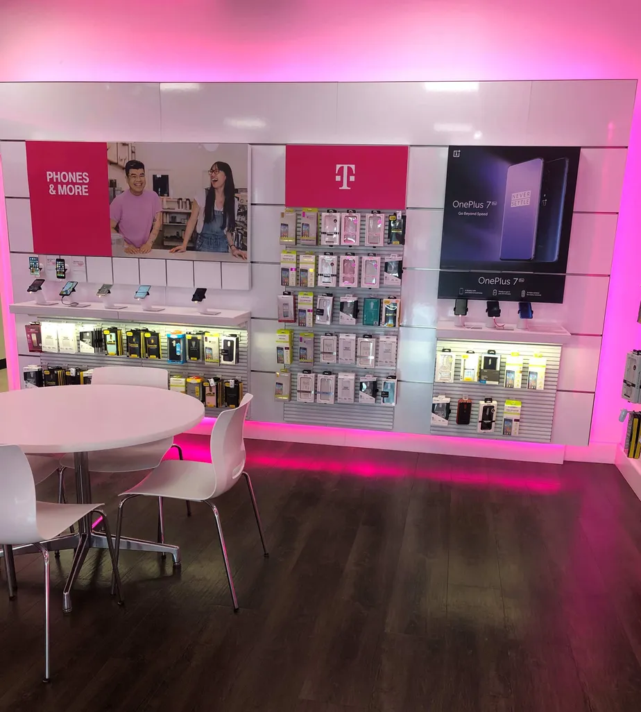 Foto del interior de la tienda T-Mobile en Memorial Dr & Hatcher Point Rd, Waycross, GA