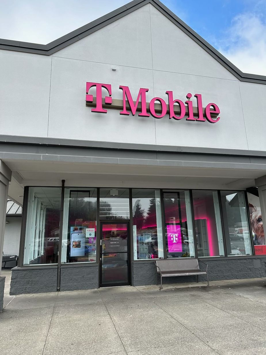 Exterior photo of T-Mobile Store at Meridian & Milton, Milton, WA