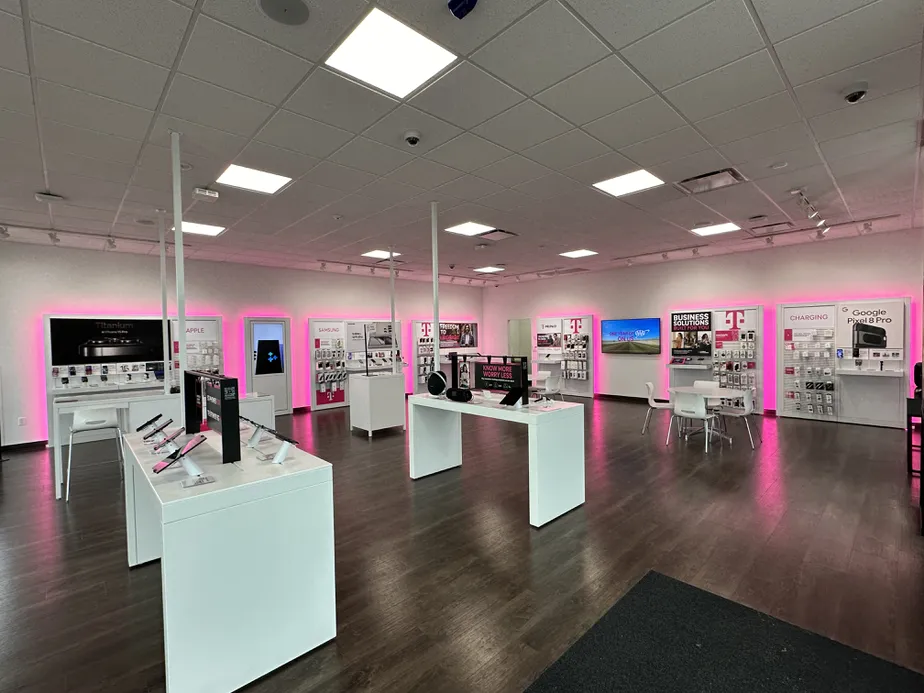 Foto del interior de la tienda T-Mobile en 4th St SW & S Grover Ave, Mason City, IA