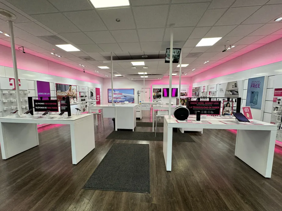 Foto del interior de la tienda T-Mobile en Brickyard, Chicago, IL