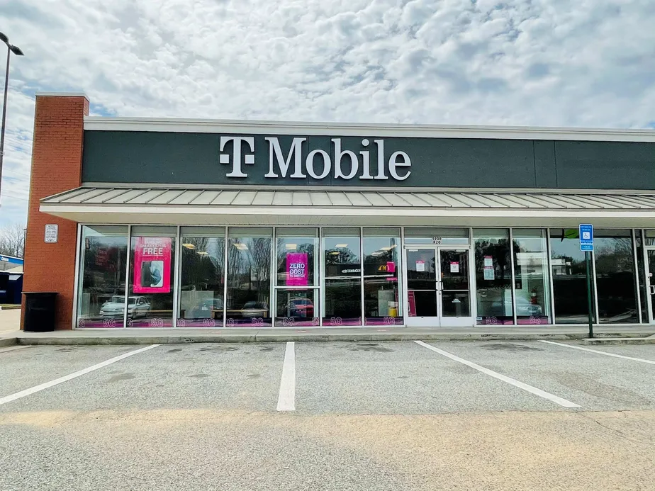 Foto del exterior de la tienda T-Mobile en Spout Springs Rd & Hog Mountain Rd 3, Flowery Branch, GA