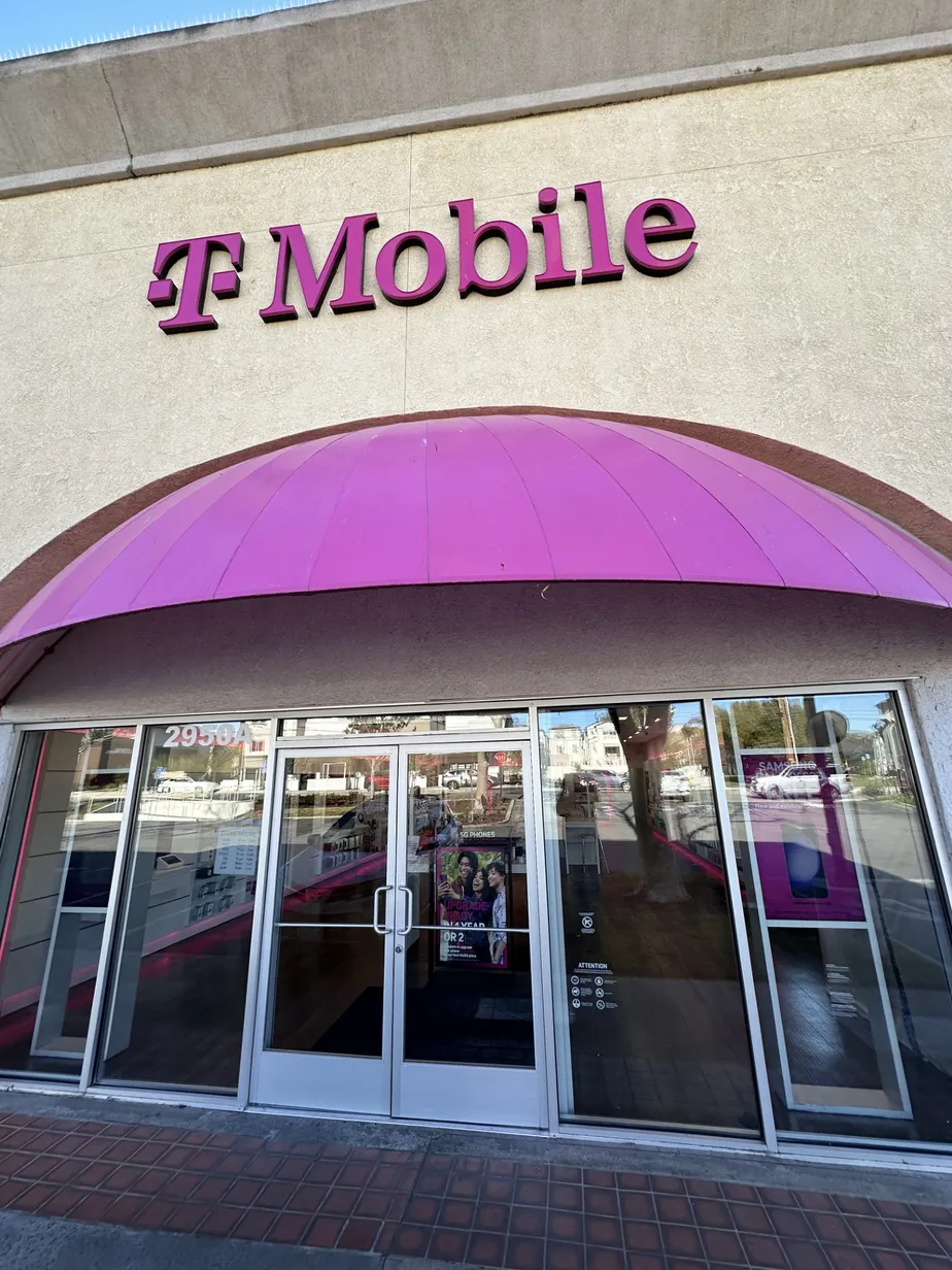 Foto del exterior de la tienda T-Mobile en Sycamore Village, Simi Valley, CA